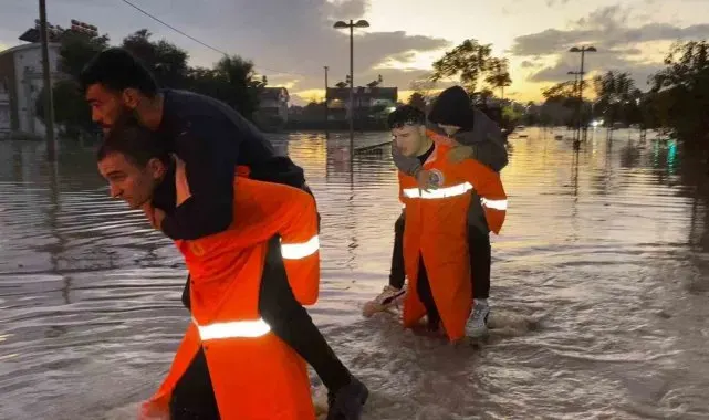 Manavgat'taki su baskınlarında mahsur kalan vatandaşlar botla kurtarıldı
