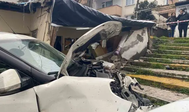 Ataşehir'de hafif ticari araç önce eve sonra park halindeki araca çarptı: 3 yaralı