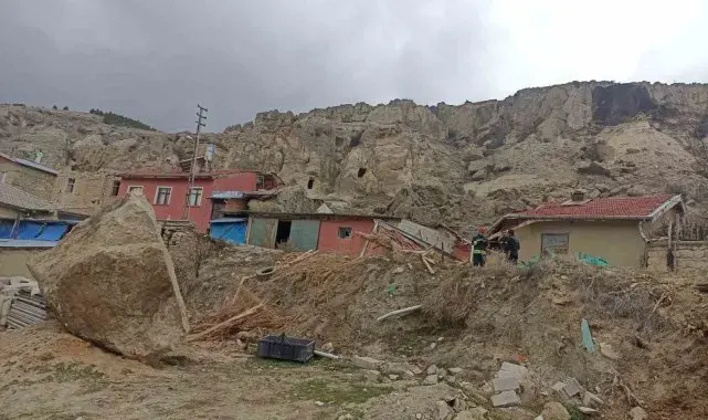 Dağlık alandan kopan kaya parçası ahırın üzerine düştü