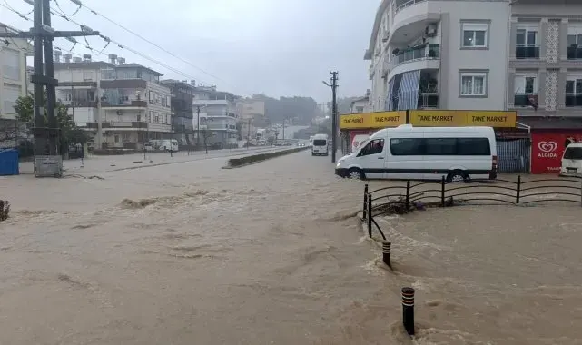 Antalya'da sağanak yağmur yollarda ve tarım arazilerinde su baskınlarına sebep oldu