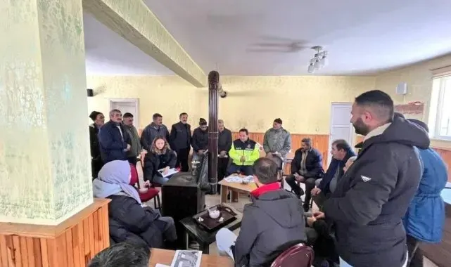 Kars'ta Jandarma, tarım aletleri için güvenlik işaretleri konusunda bilgilendirme yaptı