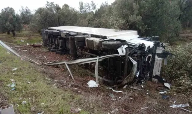 Yabancı plakalı tır karşı şeride geçerek hendeğe yuvarlandı
