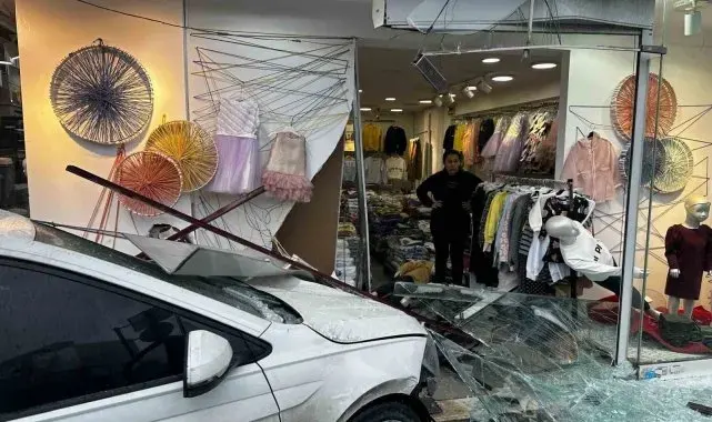 Güngören'de kontrolden çıkan otomobil mağazaya daldı