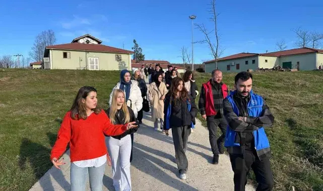 Öğrenciler, sokak hayvanları merkezini inceledi
