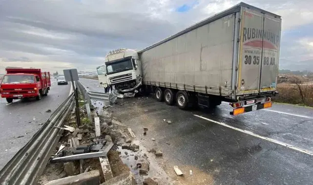 Kontrolden çıkan tır, ters döndü
