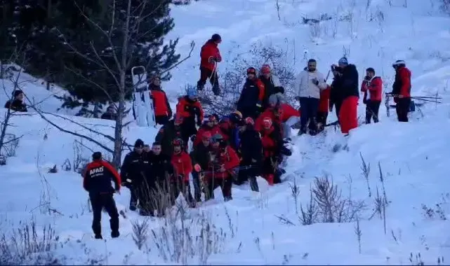 Palandöken Kayak Merkezi'nde çığ düştü. 3 kişinin kurtarıldığı, 2 kişinin çığ altında kaldığı ve AFAD ekiplerinin olay yerine geldiği öğrenildi.
