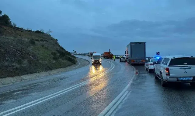 Tır ile otomobil kafa kafaya çarpıştı: 1 ölü, 2 yaralı