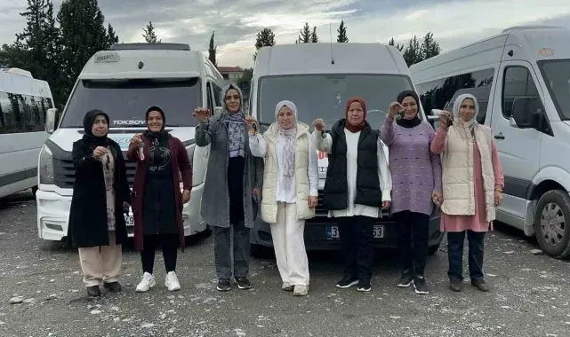 Basılan kornaları ve söylenen sözleri umursamayan kadın servis şoförleri, şefkatle yaklaştıkları öğrencileri güvenle taşıyorlar