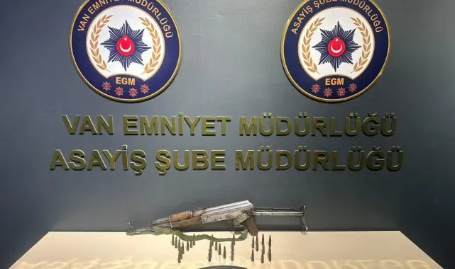 Van'da bir otomobilde uzun namlulu silah ele geçirildi