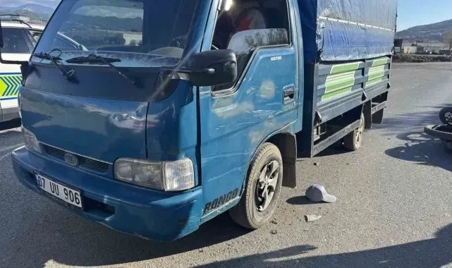 Antalya'da kamyonetle çarpışan motosikletli yaralandı