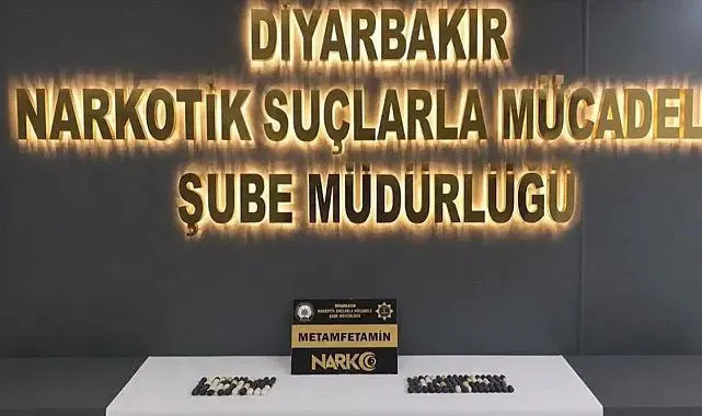Midelerinde uyuşturucu taşıyan 2 kişi tutuklandı