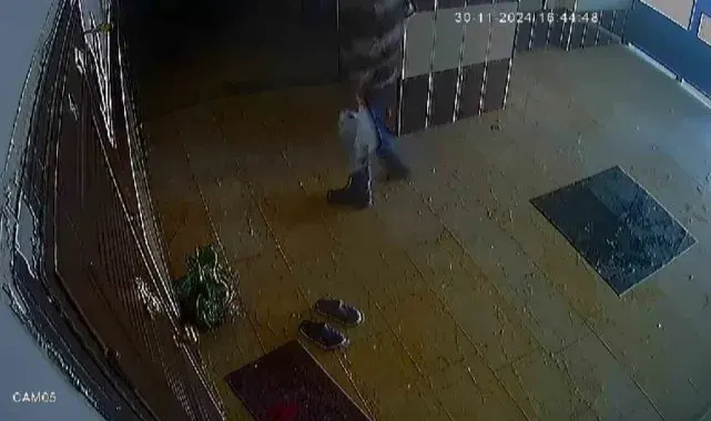 Bisiklet çalarken dikkat çekmemek için apartmana alışveriş poşetiyle girdi