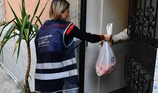 İzmir'de 5 ton mandalina örnek iş birliği ile dağıtılıyor