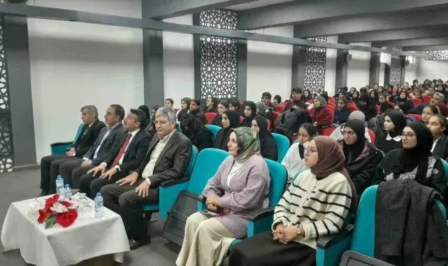 Eleşkirt'te lise öğrencilerine kitap okumanın önemi konulu program düzenledi