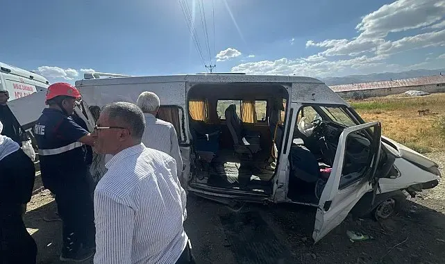 Yüksekova'da minibüs, kapağı açık bırakılan rögar çukuruna çarptı: 6 yaralı