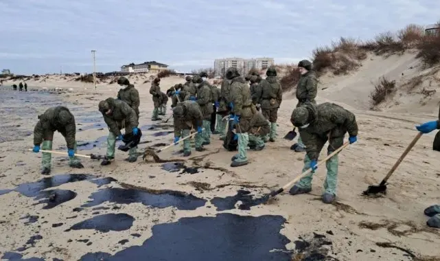 Kerç Boğazı'nda ikiye ayrılan petrol tankeri çevre felaketine neden oldu