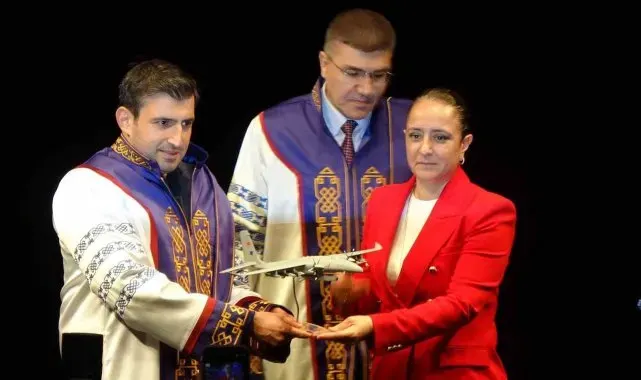Selçuk Bayraktar'a iki üniversiteden fahri doktora unvanı