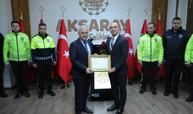 Alkollü sürücünün valiye şikayet etmekle tehdit ettiği polislere Vali'den başarı belgesi