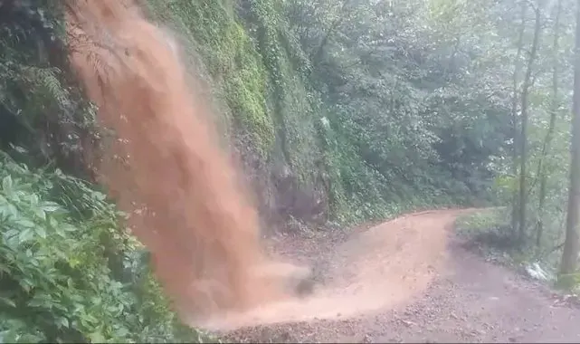 Rize'de heyelanda taş duvarın yıkıldığı anlar kamerada