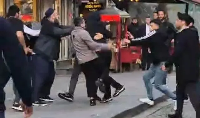Eminönü'nde 2 grup yumruk ve sopalarla birbirine girdi: Kavga anları kamerada