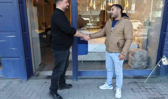 Evi sanıp mağazanın camını kırdı, yatakta polisler uyandırdı: "Neden geldiniz"