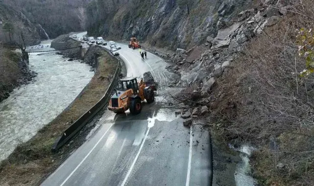 Artvin'de heyelan sonrası Borçka-Hopa karayolu yeniden ulaşıma açıldı