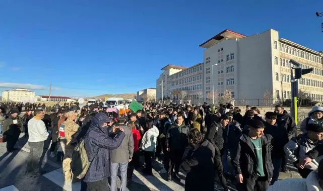 Van'da öğrenciler üst geçit için eylem yaptı