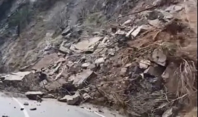 Artvin'de heyelan nedeniyle Hopa-Borçka karayolu ulaşıma kapandı