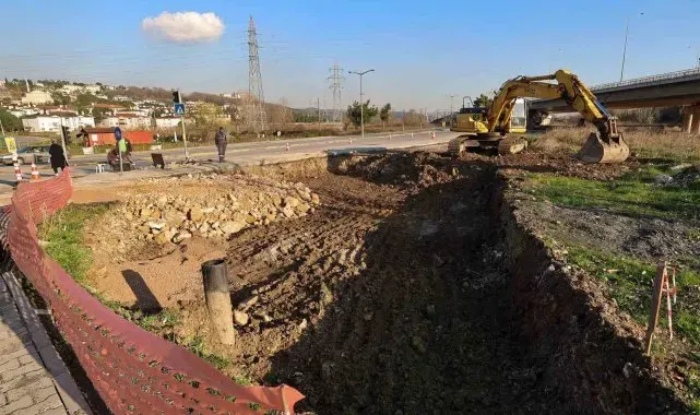 Sakarya'da 1 milyar TL'lik metrobüs hattı için ilk kazma vuruldu