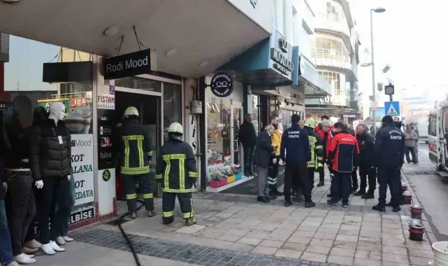 Giyim mağazasında çıkan yangın paniğe neden oldu