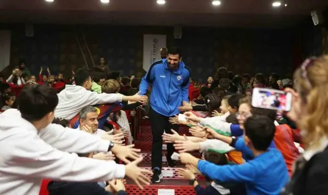 Nilüferli hentbolcular öğrencilerle buluştu