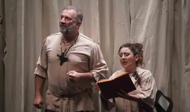 Bilecik'te 'Bir Baba Hamlet' adlı tiyatro oyunu büyük ilgi gördü