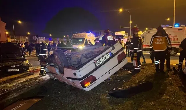Sakarya'da kavşakta iki otomobil çarpıştı, biri takla attı: 1'i ağır 4 yaralı