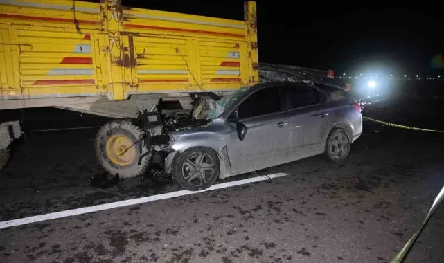 Otomobil traktör römorkuna ok gibi saplandı, sürücü öldü