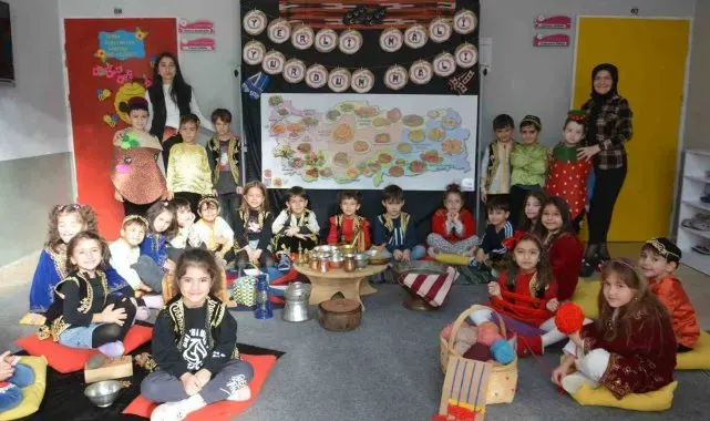 Minikler, yöresel kıyafetleriyle Yerli Malı Haftası'nı kutladı
