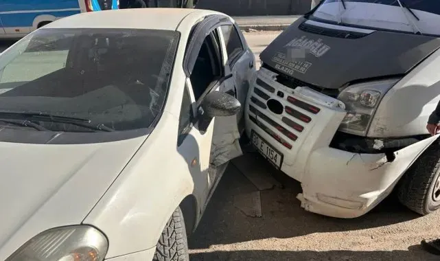 Yüksekova'da 2 araç çarpıştı: 1 yaralı