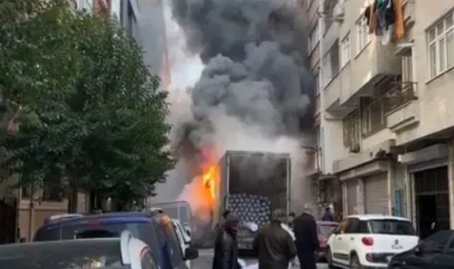 Zeytinburnu'nda kamyonet alev topuna döndü: O anlar kamerada
