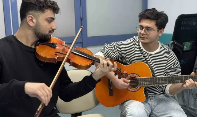 Hastane koridorlarında moral ezgileri yankılandı