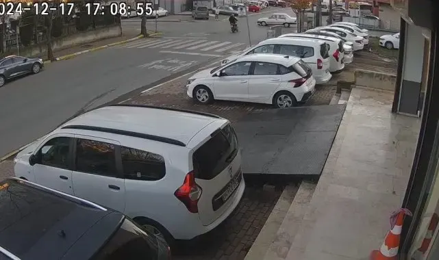 Otomobil ile motosiklet kazaya karıştı: O anlar kamerada