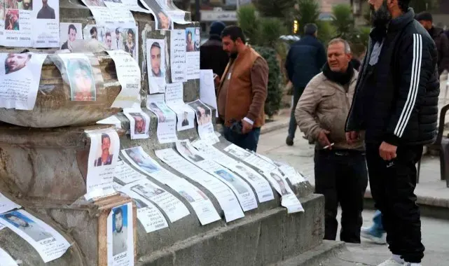 Suriyeliler, Merce Meydanı'na astıkları fotoğraflarla yakınlarını arıyor