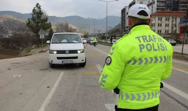 Amasya'da polisi görünce kaçan minibüsten 20 kaçak göçmen çıktı