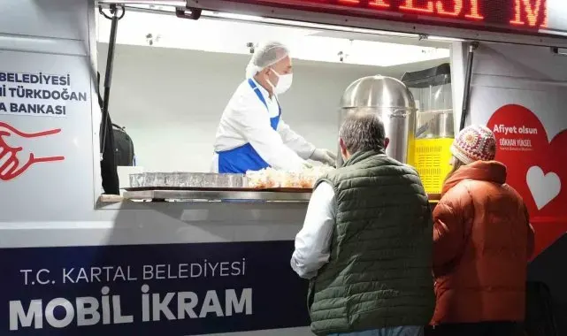 Kartal Belediyesi'nden soğuk kış sabahlarında içleri ısıtan ikram
