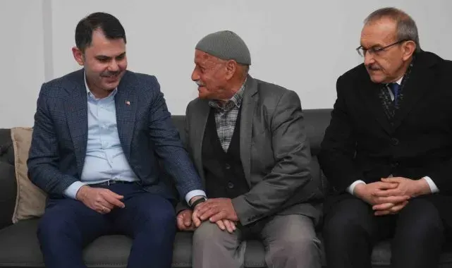 Bakan Kurum'dan köy evlerine taşınan depremzede aileye ziyaret