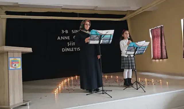 Bayburt'ta anneler çocuklarıyla sahnede şiir okudu