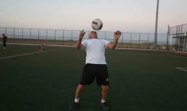 55 yaşındaki futbolcu başkan, babalarıyla birlikte futbol oynadığı gençlerle sahada ter döküyor