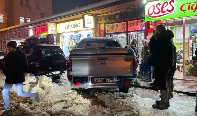 Artvin'de kontrolden çıkan kamyonet iş yerine girdi: 2 yaralı