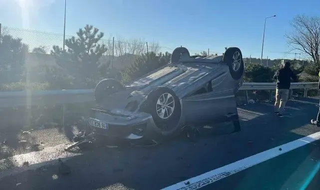 TEM'de çarpışan otomobillerin sürücüleri yarandı