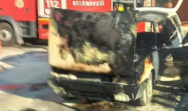 Hastane otoparkında yanan otomobil küle döndü