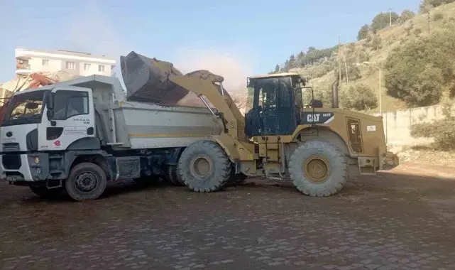 Efeler Belediyesi riskli binaların yıkımına devam ediyor