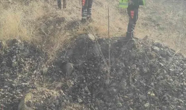 Ankara'da yolcu treni raylara düşen kayaya çarptı